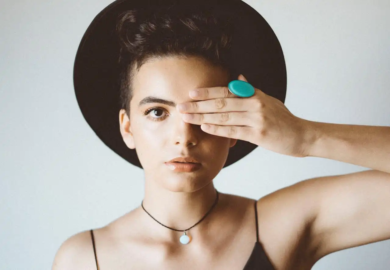 femme portant chapeau, bague et collier