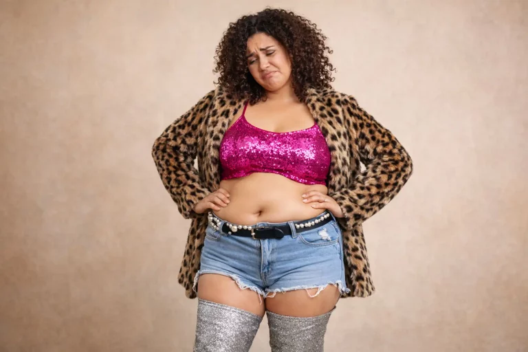 femme inconfortable dans une tenue dépareillée et trop serrée