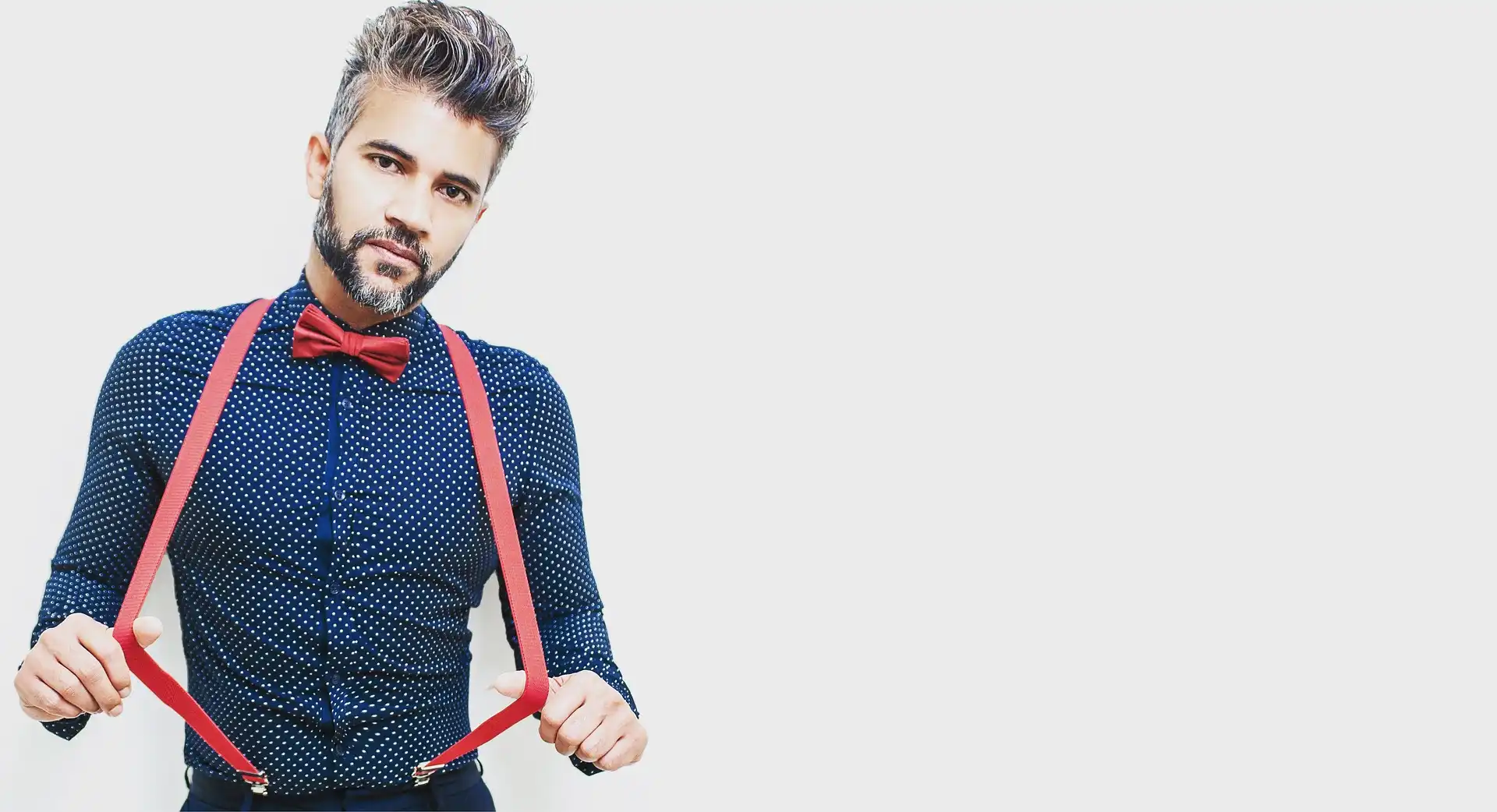 homme portant des bretelles et un noeud papillon